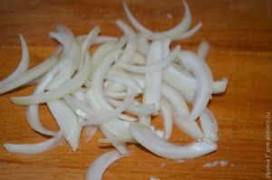 салат из квашеной капусты с кальмаром