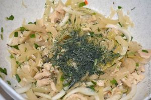 салат из квашеной капусты с кальмаром