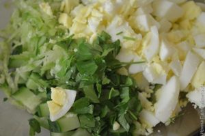 салат из редьки с огурцом, яйцом и сметаной