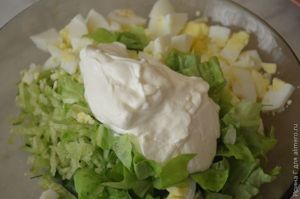 салат из редьки с огурцом, яйцом и сметаной