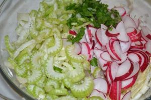 салат с капустой, редисом и сельдереем рецепт