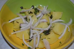 теплый картофельный салат с брынзой