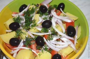 теплый картофельный салат с брынзой