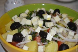 теплый картофельный салат с брынзой
