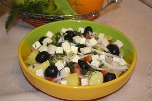 теплый картофельный салат с брынзой