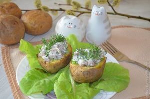 печеный картофель с селедочным соусом