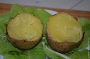печеный картофель с селедочным соусом
