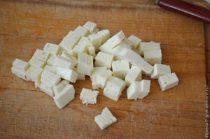 жареный картофель с перцем, брынзой и маслинами
