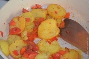 жареный картофель с перцем, брынзой и маслинами