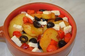 жареный картофель с перцем, брынзой и маслинами