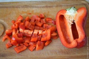 жареный картофель с перцем, брынзой и маслинами