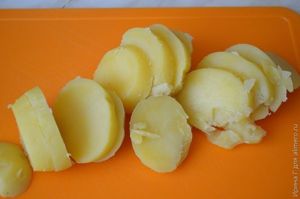 жареный картофель с перцем, брынзой и маслинами