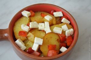 жареный картофель с перцем, брынзой и маслинами