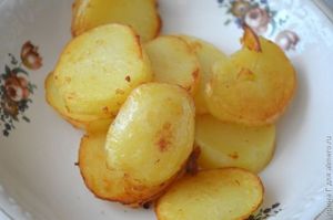 жареный картофель с перцем, брынзой и маслинами