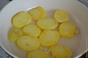 жареный картофель с перцем, брынзой и маслинами