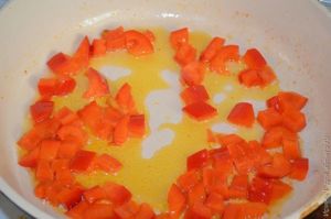 жареный картофель с перцем, брынзой и маслинами