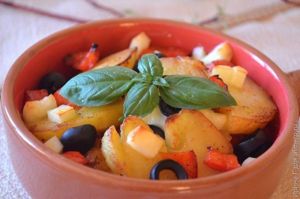 жареный картофель с перцем, брынзой и маслинами