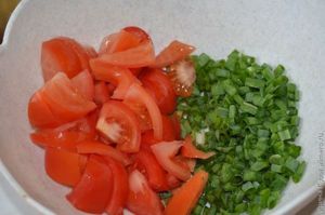 салат с помидорами и зеленым луком