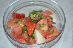 салат с помидорами и зеленым луком
