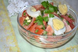 салат с помидорами и зеленым луком