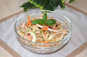 салат из квашеной капусты с брусникой