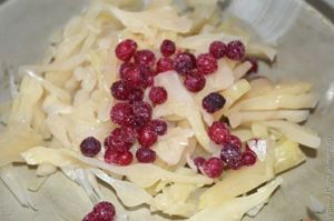салат из квашеной капусты с брусникой
