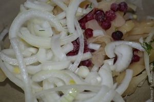 салат из квашеной капусты с брусникой