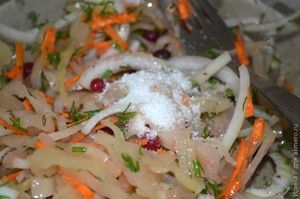 салат из квашеной капусты с брусникой
