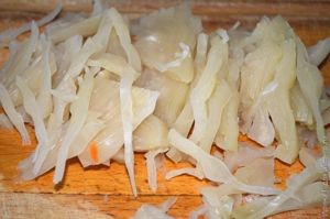 салат из квашеной капусты с брусникой
