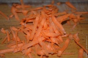 салат из квашеной капусты с брусникой