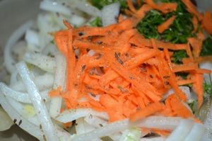 салат из квашеной капусты с брусникой