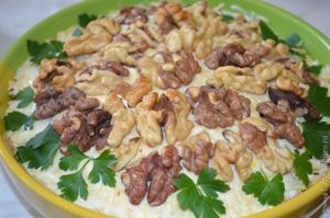 салат с курицей и орехами
