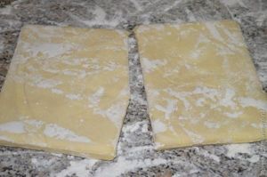 брусничный пирог из слоеного теста