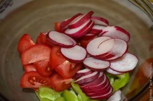 салат с маринованной брынзой
