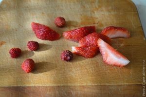 молочный десерт с лесной земляникой