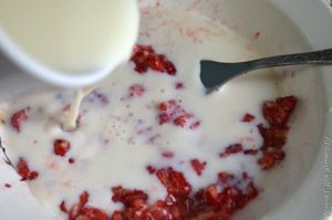молочный десерт с лесной земляникой