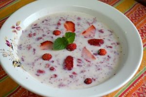 молочный десерт с лесной земляникой