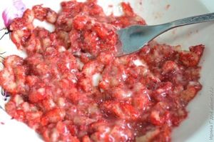 молочный десерт с лесной земляникой