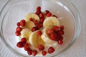 творожный десерт с бананом и земляникой