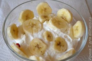 творожный десерт с бананом и земляникой
