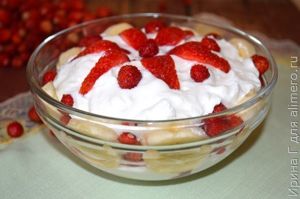 творожный десерт с бананом и земляникой