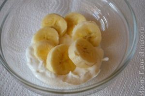 творожный десерт с бананом и земляникой