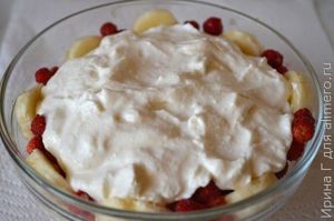 творожный десерт с бананом и земляникой