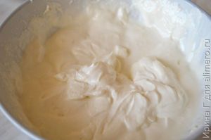 творожный десерт с бананом и земляникой