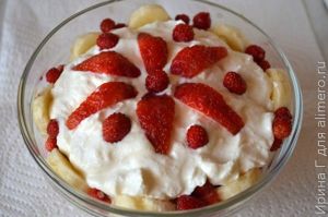 творожный десерт с бананом и земляникой