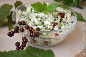 салат из капусты и красной смородины