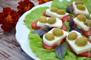 закуска из помидоров, брынзы и маслин