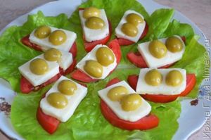 закуска из помидоров, брынзы и маслин