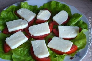 закуска из помидоров, брынзы и маслин