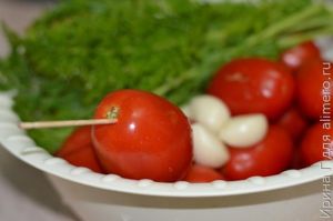 помидоры, маринованные с морковной ботвой